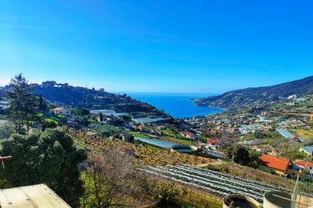 PI27 Porzione di casa indipendente ristrutturata nel centro storico di Coldirodi con vista mare